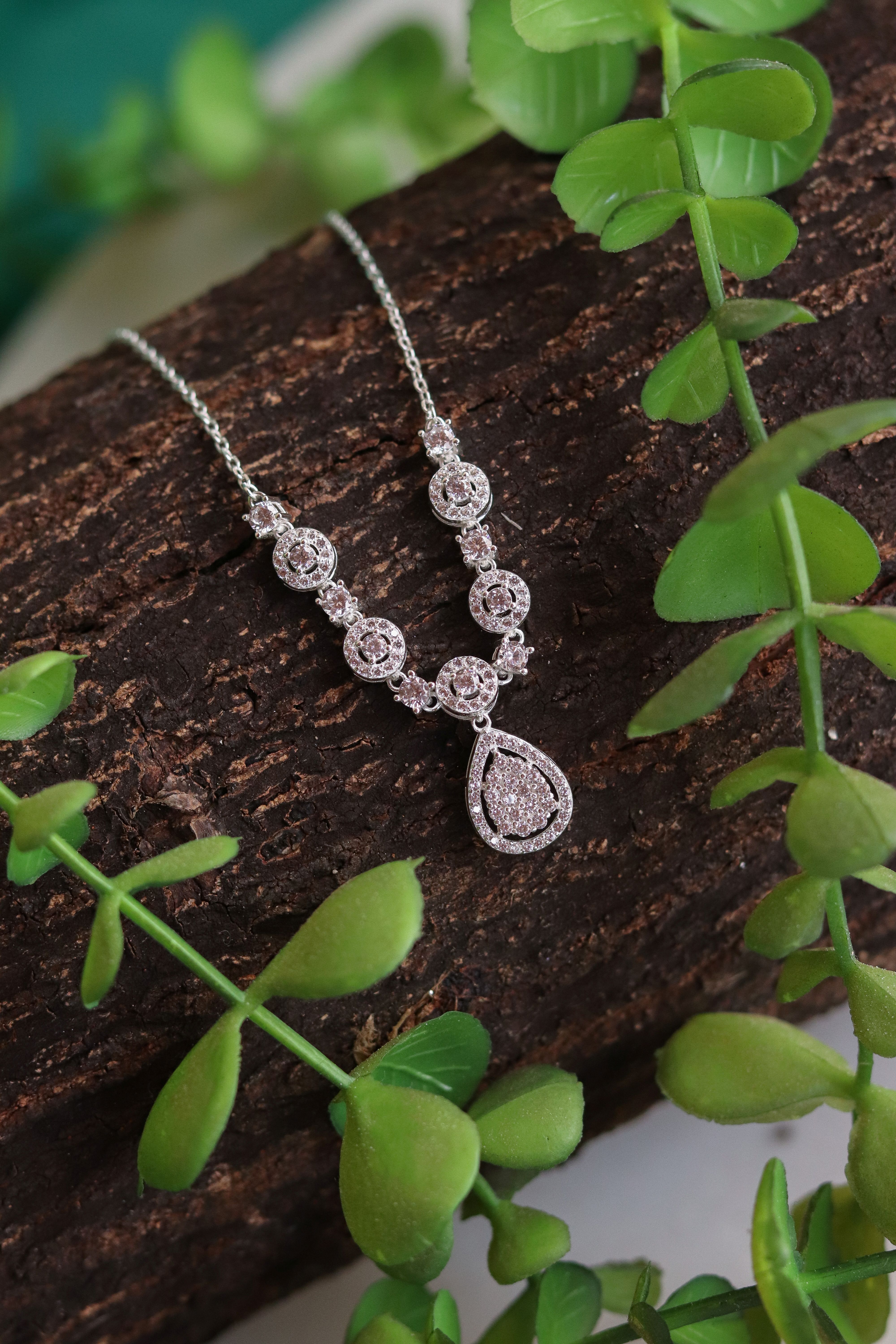 Colar com pingente de gota de zircônia cristal